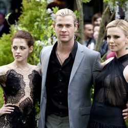 Kristen Stewart, Charlize Theron y Chris Hemsworth en Londres