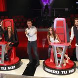 Presentador y 'coaches' de 'La Voz' posan en las emblemáticas sillas del nuevo programa de Telecinco