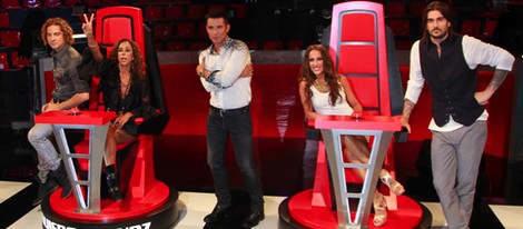 Presentador y 'coaches' de 'La Voz' posan en las emblemáticas sillas del nuevo programa de Telecinco