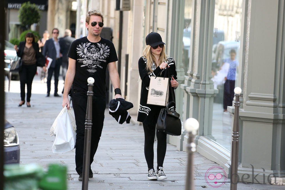 Avril Lavigne y Chad Kroeger paseando por París