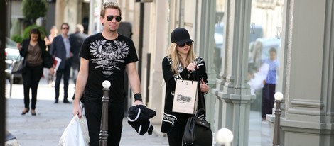 Avril Lavigne y Chad Kroeger paseando por París