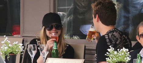 Avril Lavigne y Chad Kroeger disfrutan de una agradable comida en París