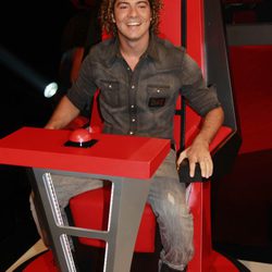 David Bisbal en su silla de 'coach' durante la presentación de 'La Voz', el nuevo programa de Telecinco