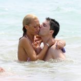 Fran Álvarez besando a Belén Esteban durante unas vacaciones en Peñíscola