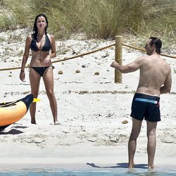 Javier Cárdenas y Paula Prendes en las playas de Ibiza