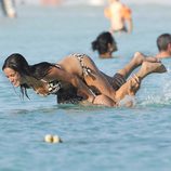 Javier Cárdenas y Paula Prendes se divierten en aguas de Ibiza
