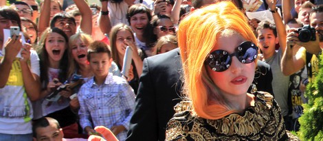 Lady Gaga con el pelo naranja en Bucarest