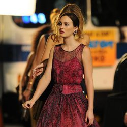 Leighton Meester con vestido de fiesta en un descanso del rodaje de la sexta temporada de 'Gossip Girl'