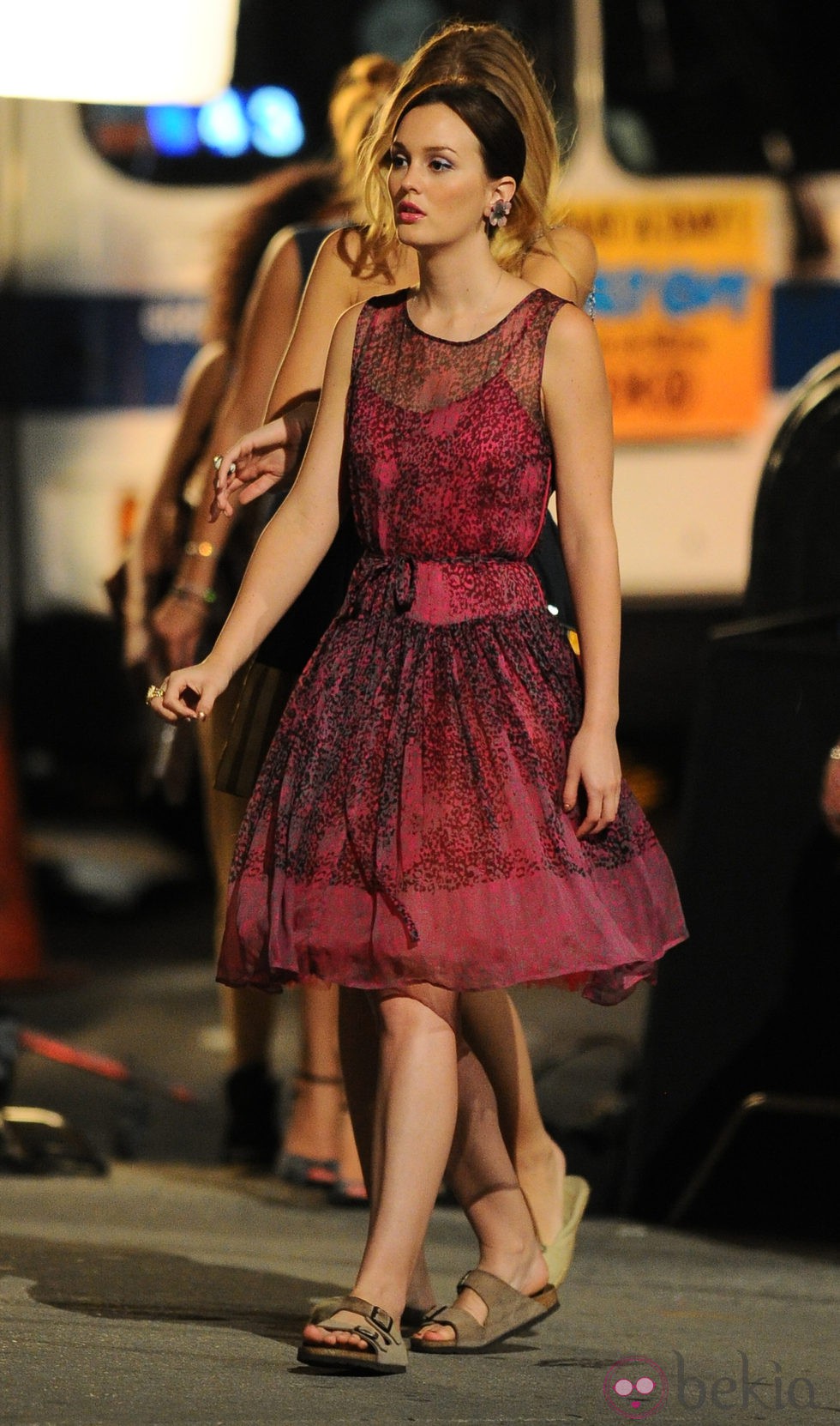 Leighton Meester con vestido de fiesta en un descanso del rodaje de la sexta temporada de 'Gossip Girl'