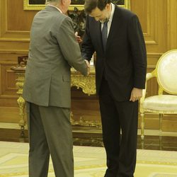 Mariano Rajoy hace la reverencia al Rey Juan Carlos en Zarzuela