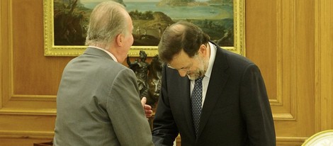 Mariano Rajoy hace la reverencia al Rey Juan Carlos en Zarzuela