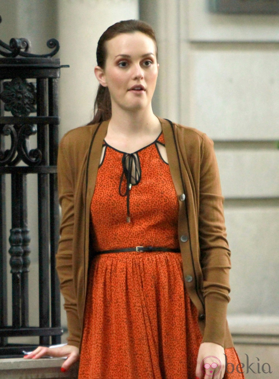 Leighton Meester con vestido naranja rodando la sexta temporada de 'Gossip Girl'