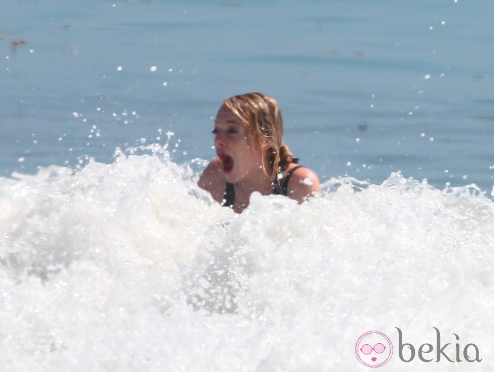 Emma Stone envuelta entre las olas en Malibu