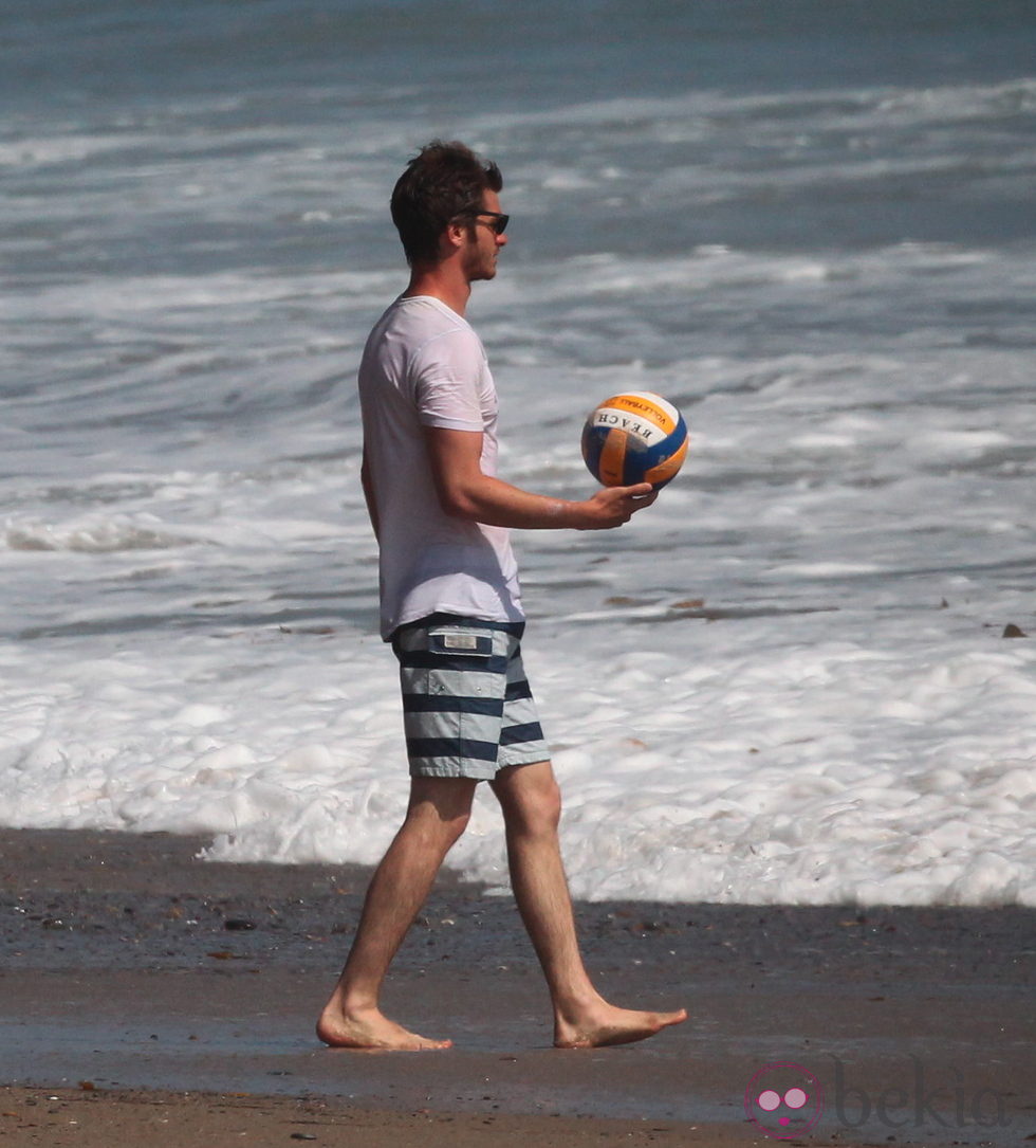 Andrew Garfield con una pelota en la playa de Malibu