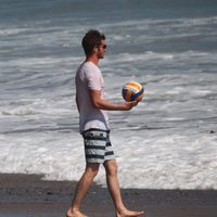 Andrew Garfield con una pelota en la playa de Malibu
