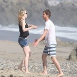 Emma Stone y Andrew Garfield se acercan para abrazarse en Malibu