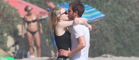 Emma Stone y Andrew Garfield besándose en la playa de Malibu