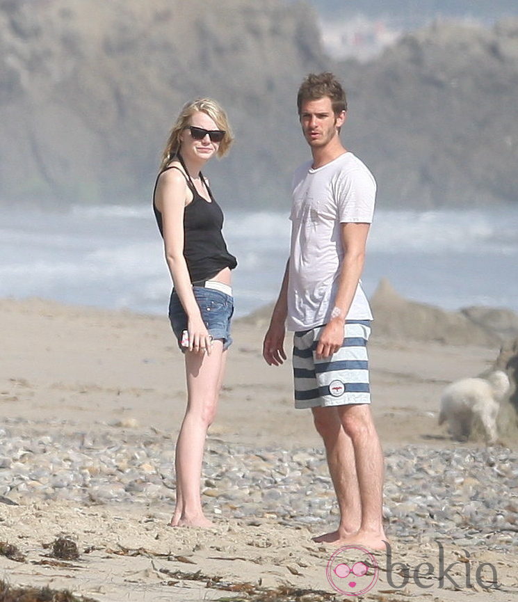 Emma Stone y Andrew Garfield descubren a los fotógrafos en Malibu