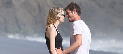 Andrew Garfield y Emma Stone a punto de besarse en Malibu