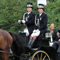 Victoria y Daniel de Suecia en una carroza en la inauguración del 'sendero del amor'