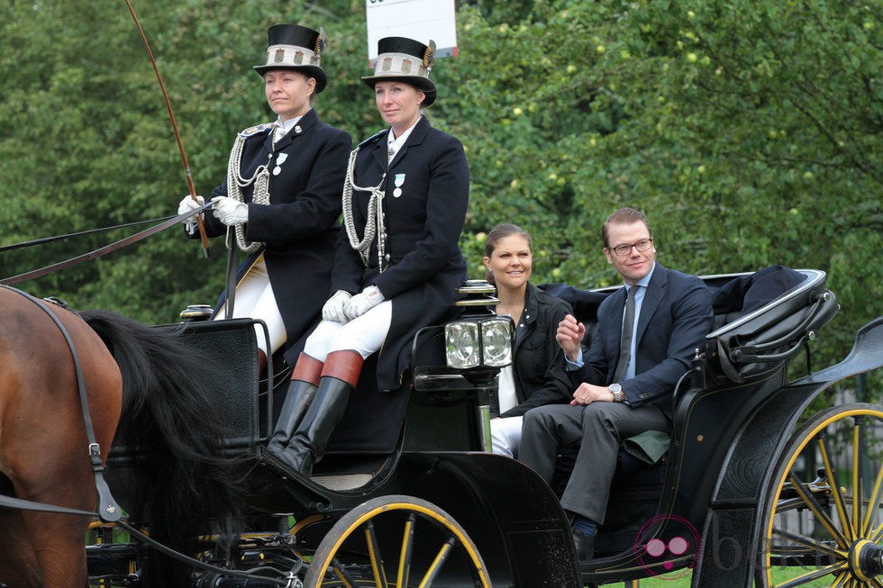 Victoria y Daniel de Suecia en una carroza en la inauguración del 'sendero del amor'