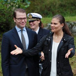 Victoria de Suecia gesticula ante el Príncipe Daniel en la inauguración del 'sendero del amor'