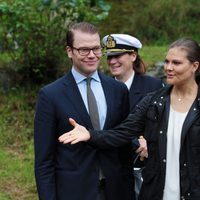 Victoria de Suecia gesticula ante el Príncipe Daniel en la inauguración del 'sendero del amor'