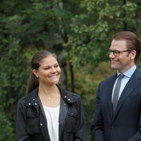 Los enamorados Victoria y Daniel de Suecia en la inauguración del 'sendero del amor'