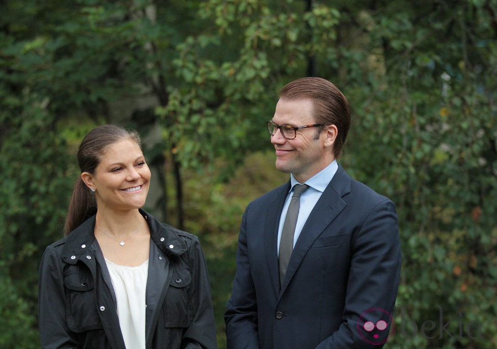 Los enamorados Victoria y Daniel de Suecia en la inauguración del 'sendero del amor'