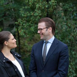 Victoria y Daniel de Suecia mirándose embelesados en la inauguración del 'sendero del amor'
