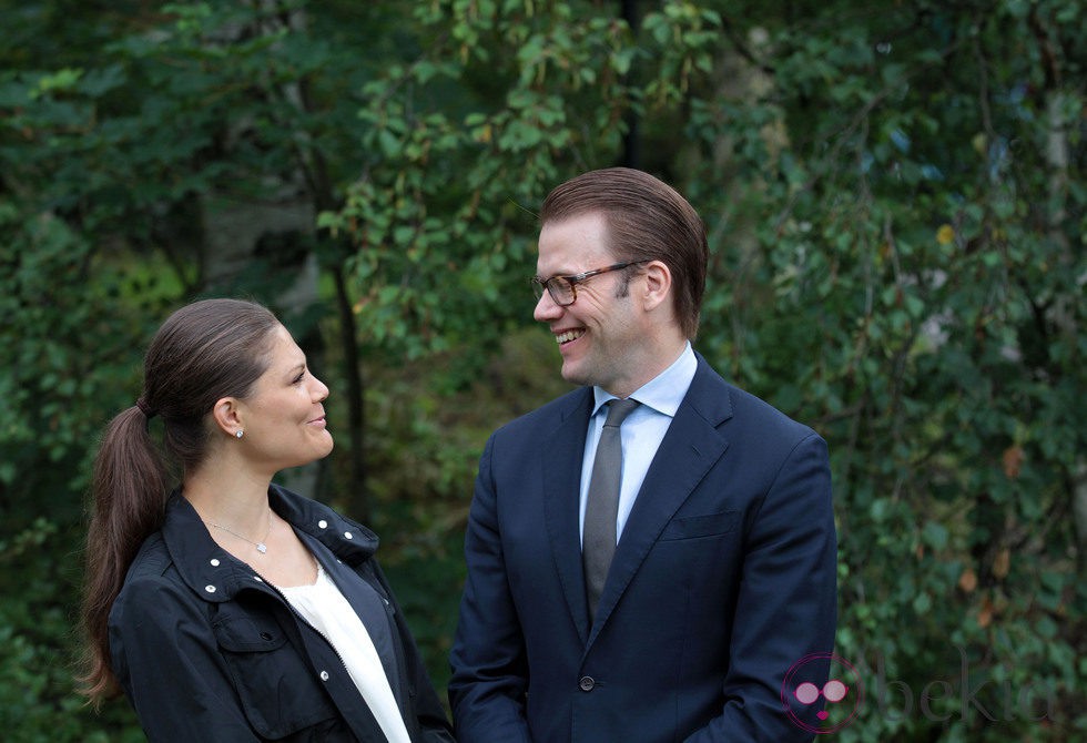Victoria y Daniel de Suecia mirándose embelesados en la inauguración del 'sendero del amor'