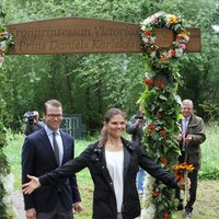 Una exultante Victoria de Suecia junto al Príncipe Daniel en la inauguración del 'sendero del amor'