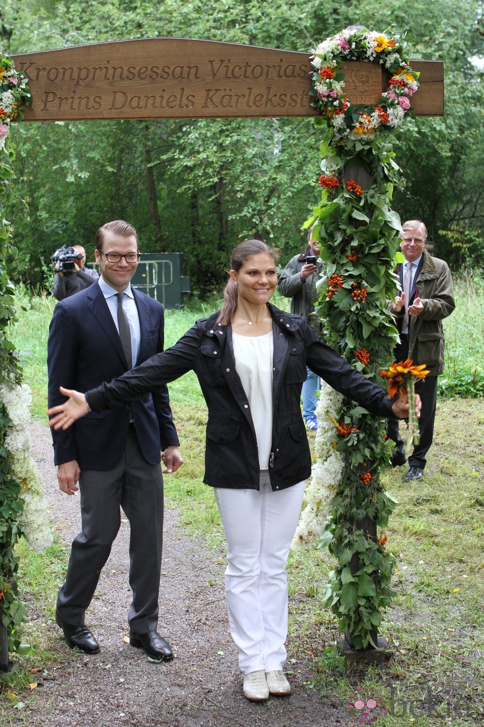 Una exultante Victoria de Suecia junto al Príncipe Daniel en la inauguración del 'sendero del amor'