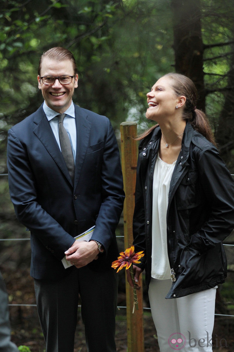 Los Príncipes de Suecia ríen en la inauguración del 'sendero del amor'
