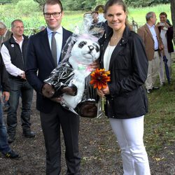 Victoria y Daniel de Suecia con un peluche en la inauguración del 'sendero del amor'