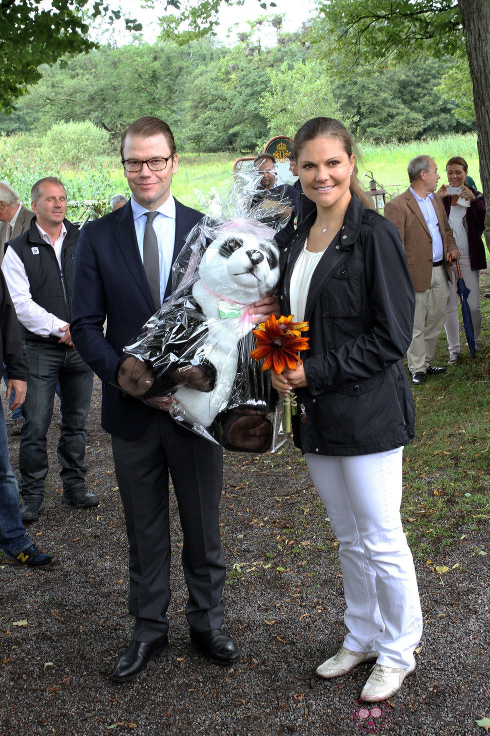 Victoria y Daniel de Suecia con un peluche en la inauguración del 'sendero del amor'