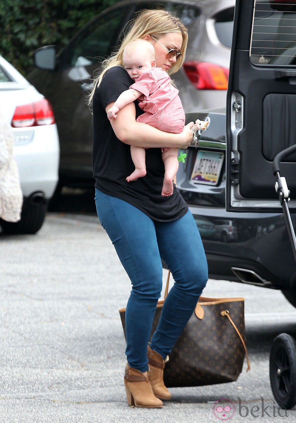 Hilary Duff con su hijo Luca Cruz por las calles de Santa Monica