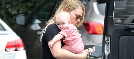 Hilary Duff con su hijo Luca Cruz por las calles de Santa Monica