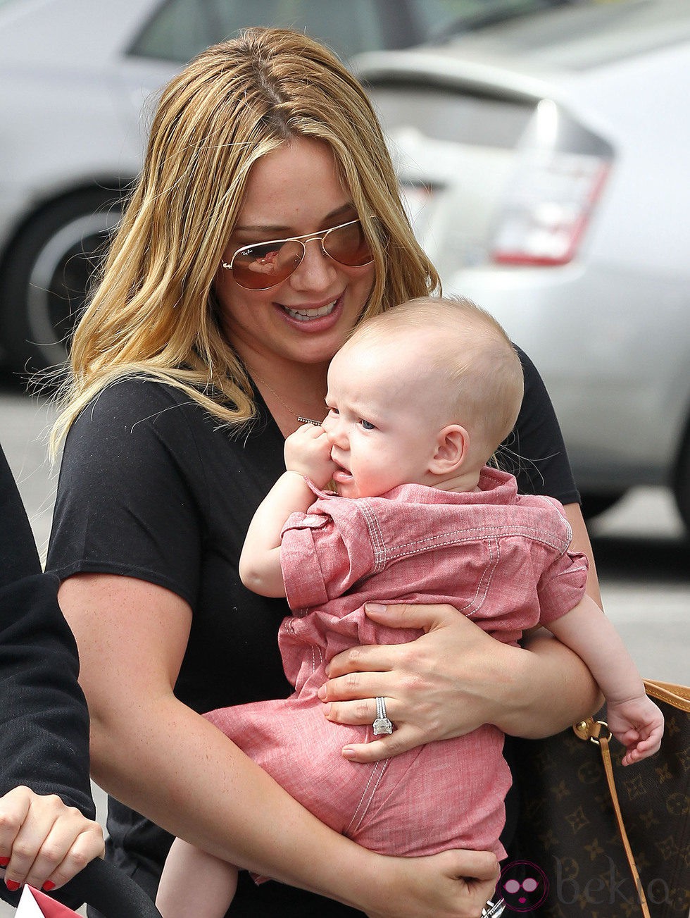 Hilary Duff, embelesada con su hijo Luca Cruz en Santa Monica
