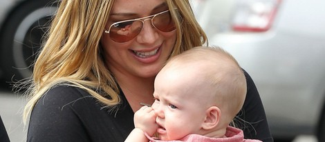 Hilary Duff, embelesada con su hijo Luca Cruz en Santa Monica