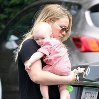 Hilary Duff con su hijo Luca en brazos en Santa Monica