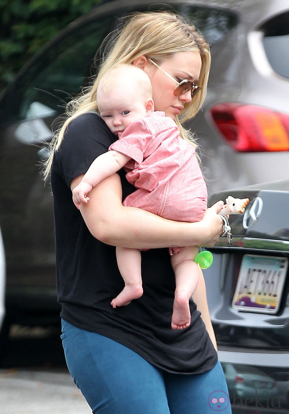 Hilary Duff con su hijo Luca en brazos en Santa Monica