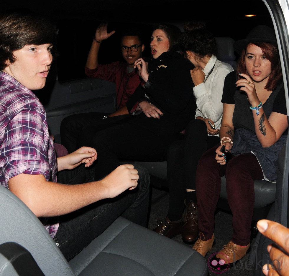 Connor y Isabella Cruise con unos amigos de fiesta en Londres