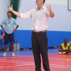El Príncipe Harry jugando al baloncesto