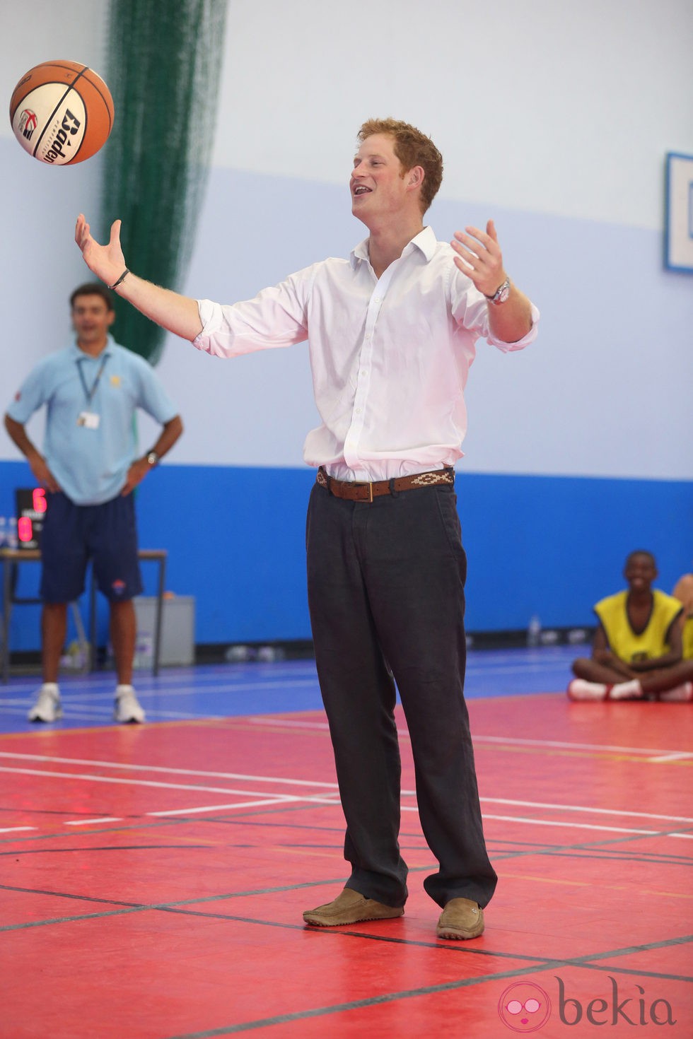 El Príncipe Harry jugando al baloncesto