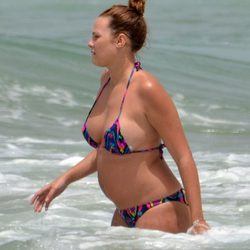Jessica Bueno presume de embarazo en las playas de Cádiz