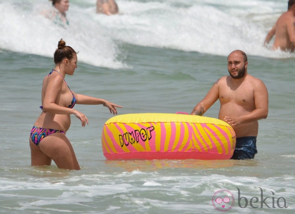 Jessica Bueno luce embarazo con Kiko Rivera en las playas de Cádiz
