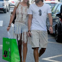 Elisabeth Reyes y el futbolista Sergio Sánchez pasean por las calles de Marbella
