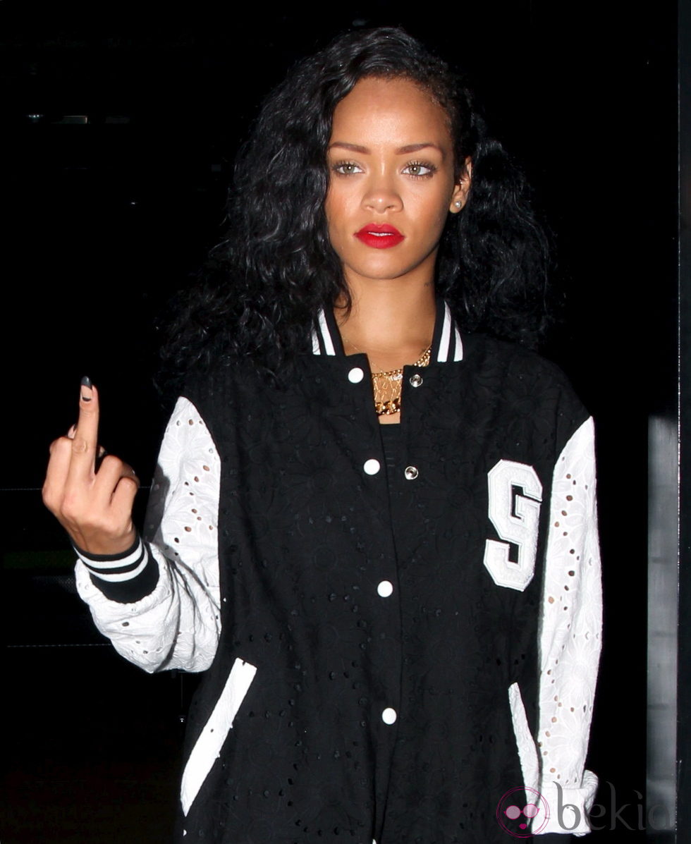 Rihanna desafía a los fotógrafos con un corte de mangas