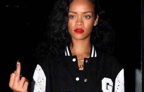 Rihanna desafía a los fotógrafos con un corte de mangas